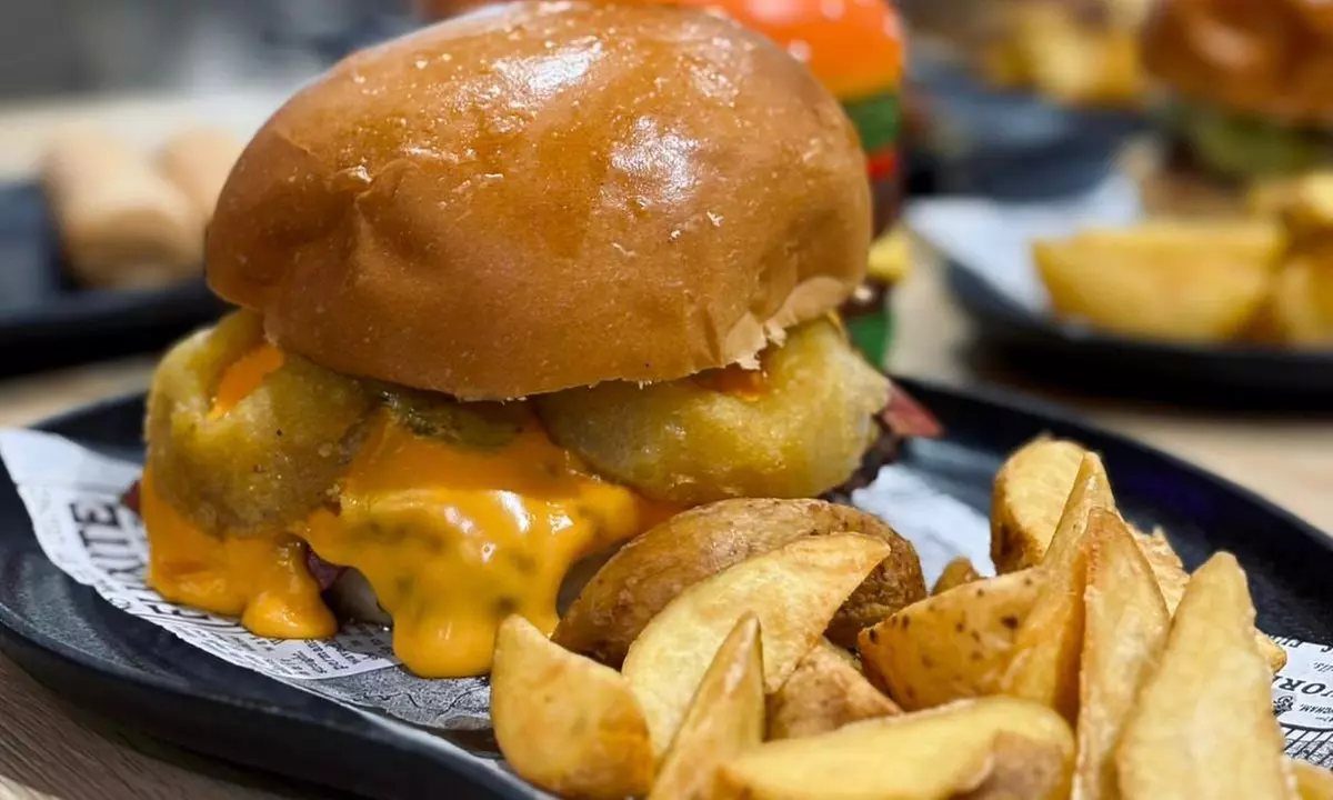 Menú burger para 2 o 4 personas con entrante, burger y bebida