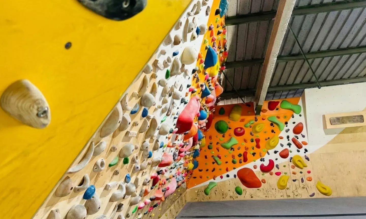 Entrada, clases o curso con mes en Indoorwall Climbing Gyms