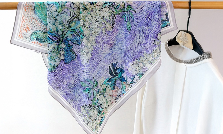 Image 21: Foulard en soie avec motif 