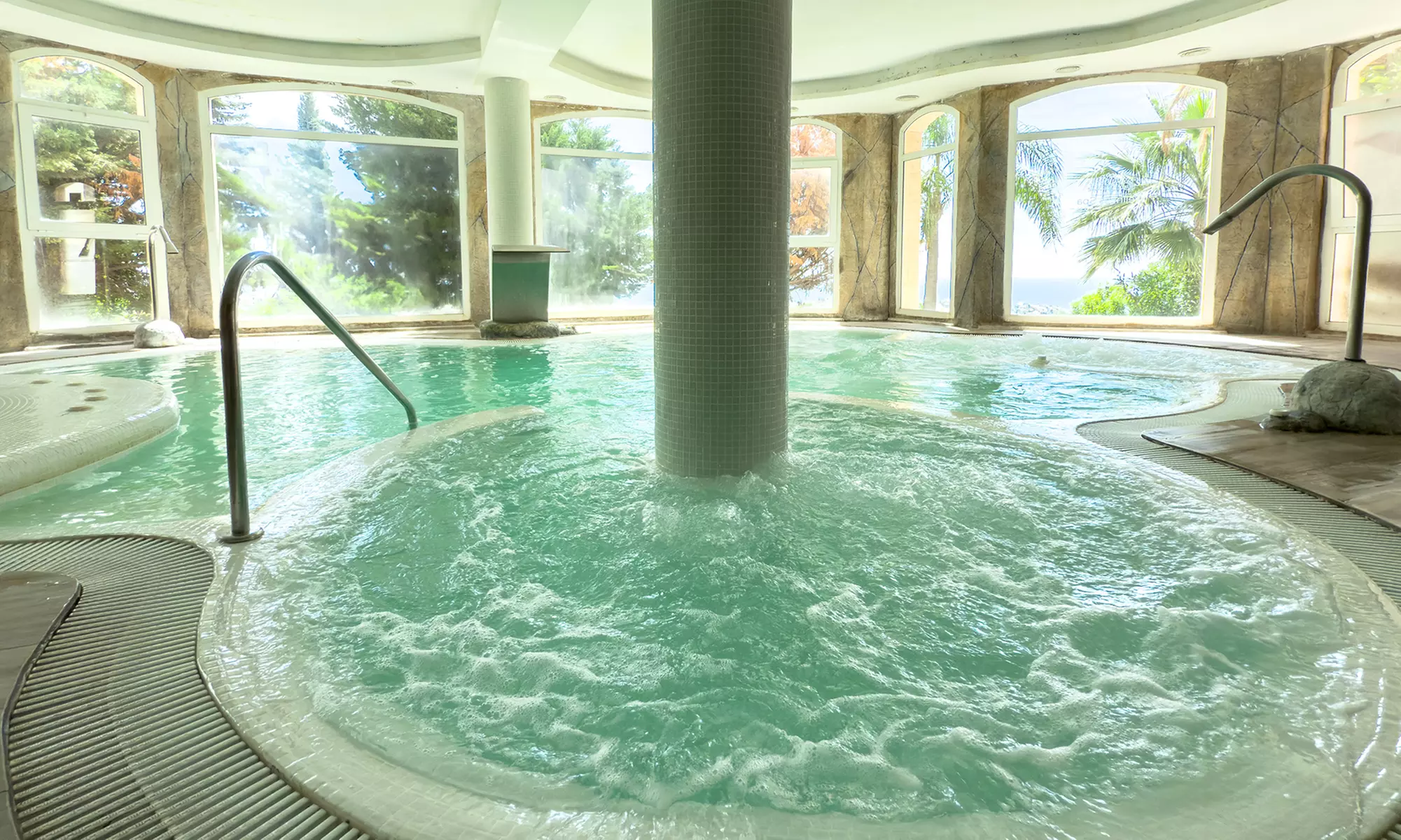 Circuito spa, masaje, facial Glow, cava y bombones, almuerzo o cena