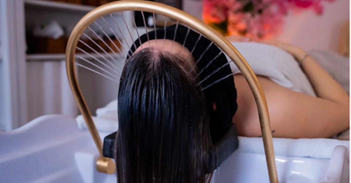 Sesión de head spa y cuidado capilar en Málaga