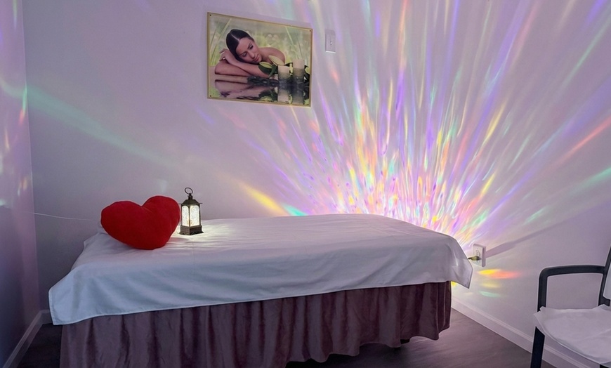 Image 3: 45 or 60 Min Express Body Work Massage & Hot Stones w/ Aromatherapy