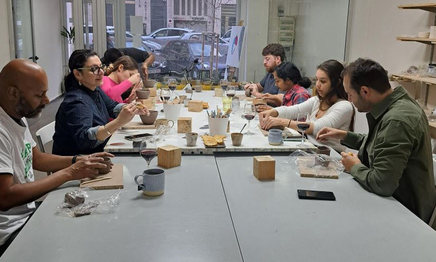 Image 7: Crea y decora tu propia pieza de cerámica más barra libre de vino