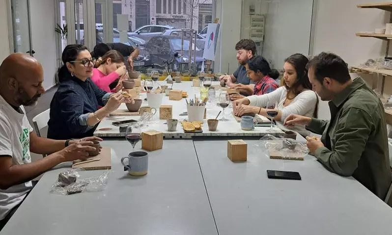 Crea y decora tu propia pieza de cerámica más barra libre de vino