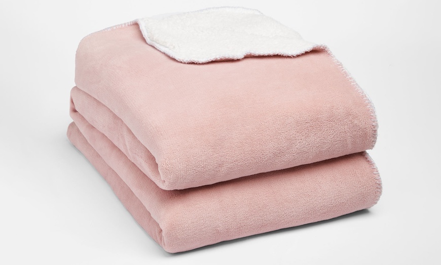 Image 5: Plain Reversible Sherpa Throw
