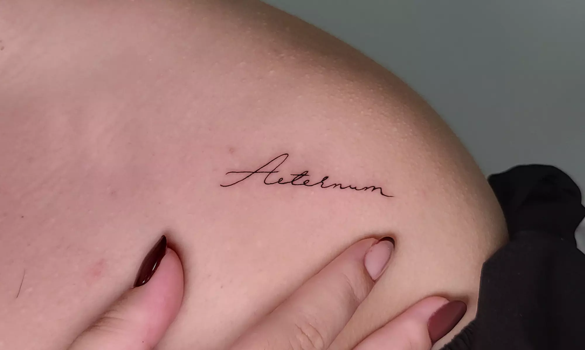 1 o 2 mini tattoos de línea fina y tinta negra de hasta 5 cm