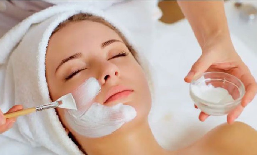 Image 2: Micropeeling con punta de diamante, masaje facial y masaje corporal