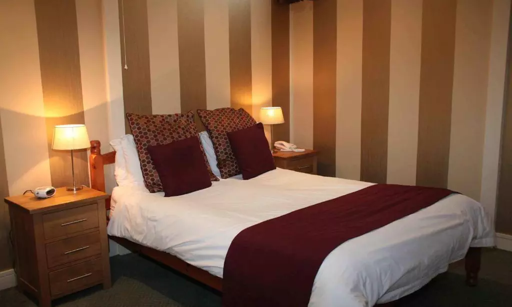 Swinscoe: 2-Night Stay with Breakfast and Optional Dinner