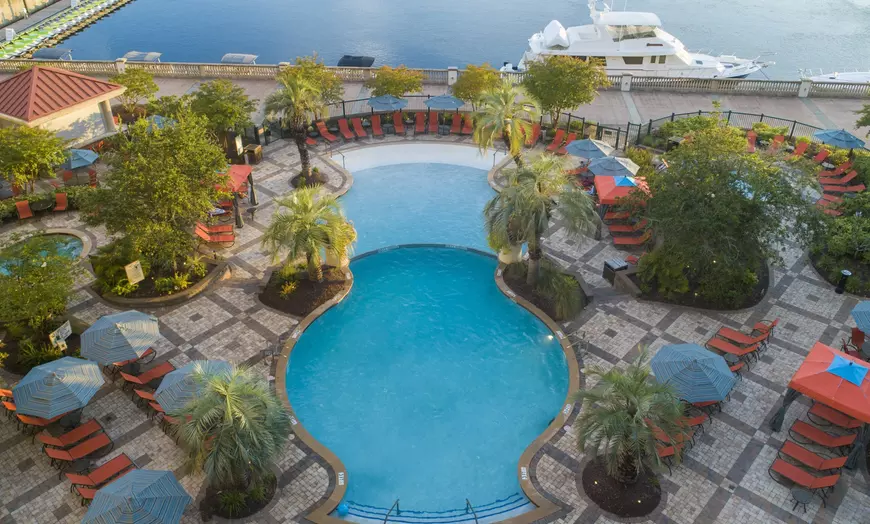 Grande Poolscape outdoor pool
