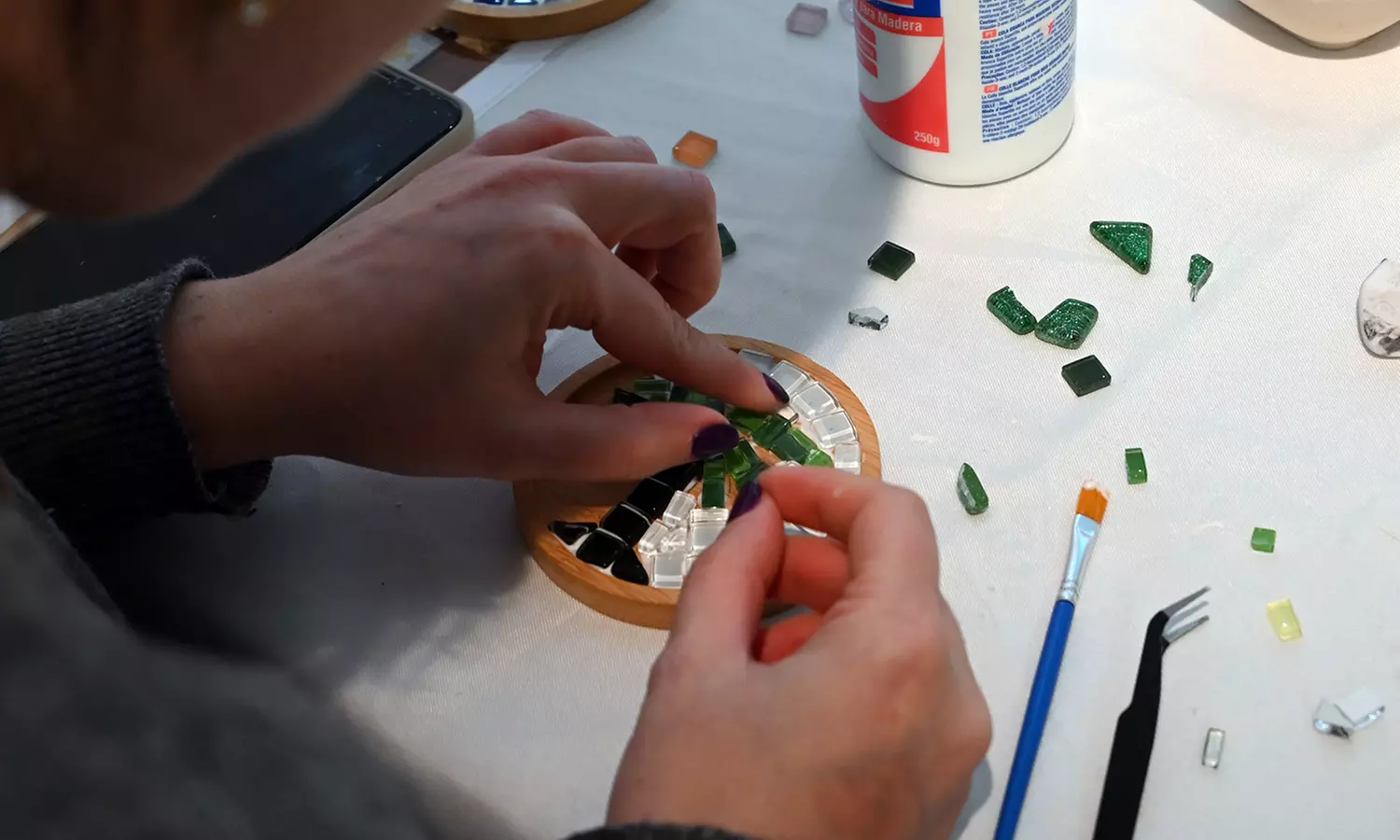 Taller de posavasos de mosaico en galería de arte en Madrid centro