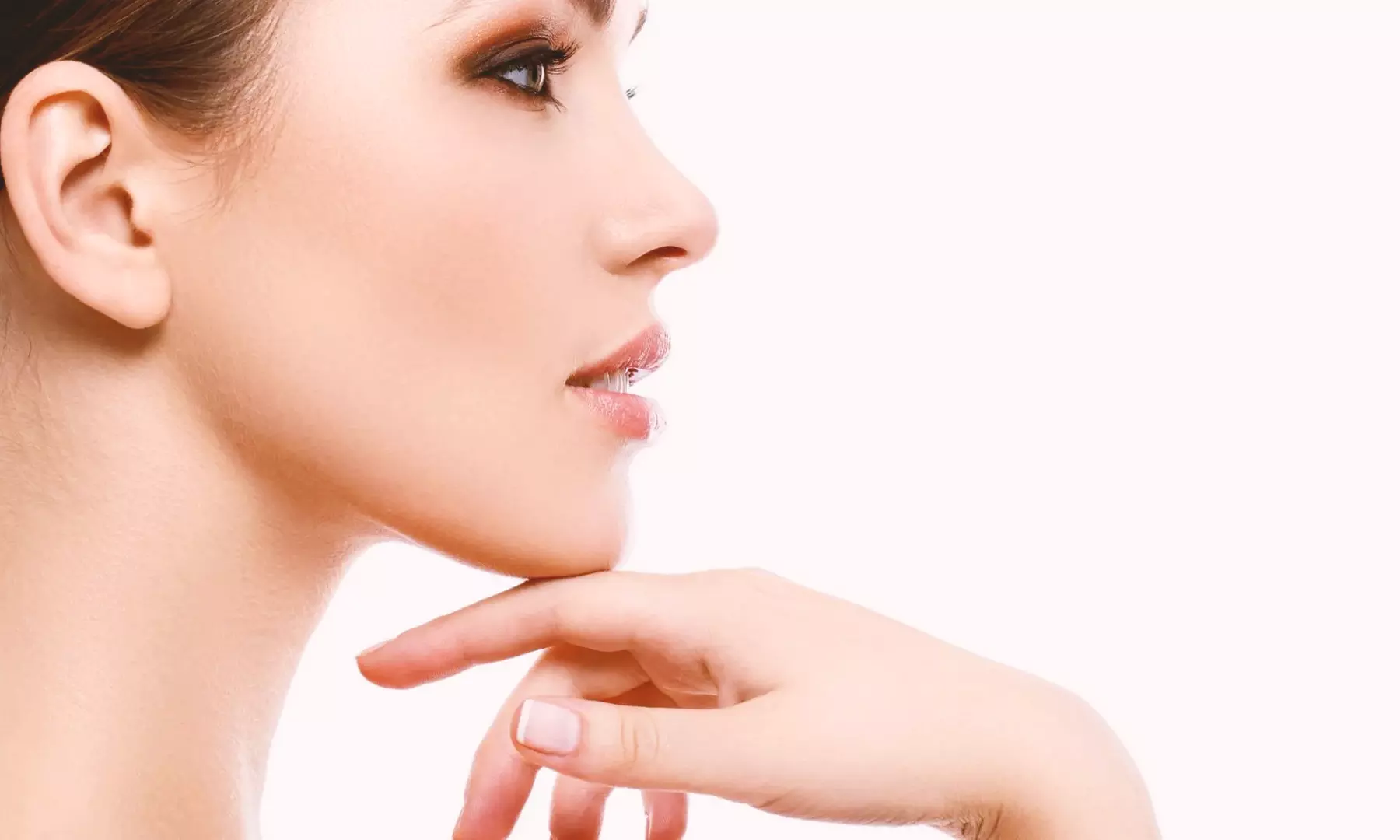 Tratamiento reafirmante inyectado en tercio superior facial y retoque