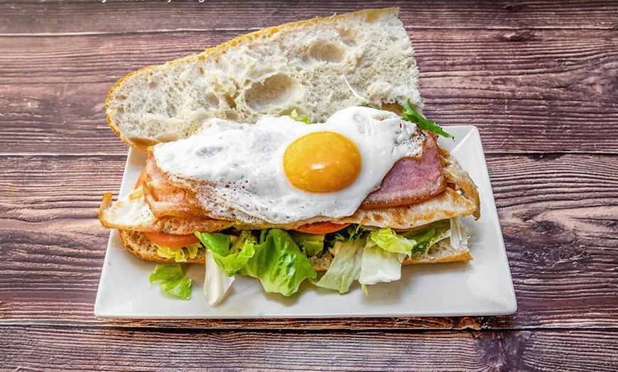 Image 23: Menú de hamburguesas con entrante, postre y bebida para 2 o 4 personas