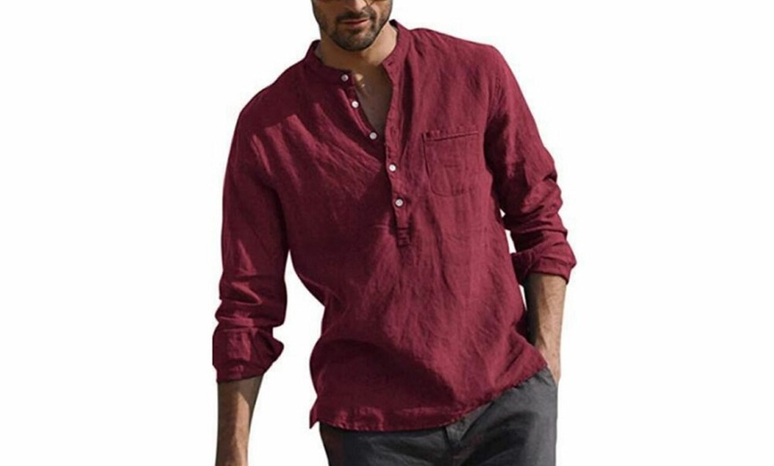 Image 7: Camicia casual con collo a V da uomo