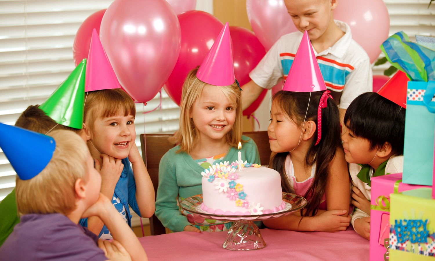 Alquiler de sillas y mesas o decoración para fiesta al aire libre