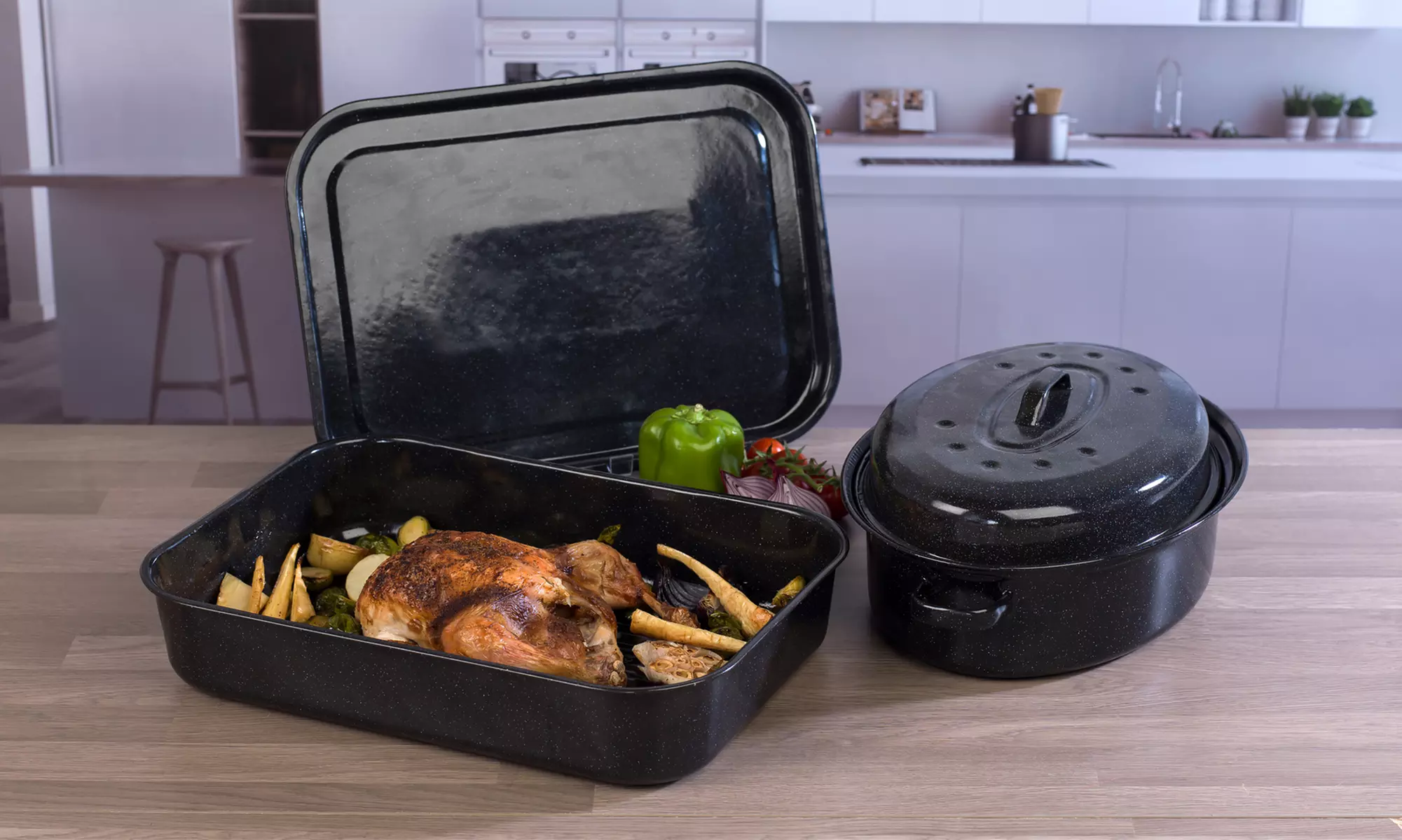 Rôtissoire profonde, plateau de cuisson et rôtissoire avec couvercle en émail vitrifié de Russell Hobbs - Primary Image