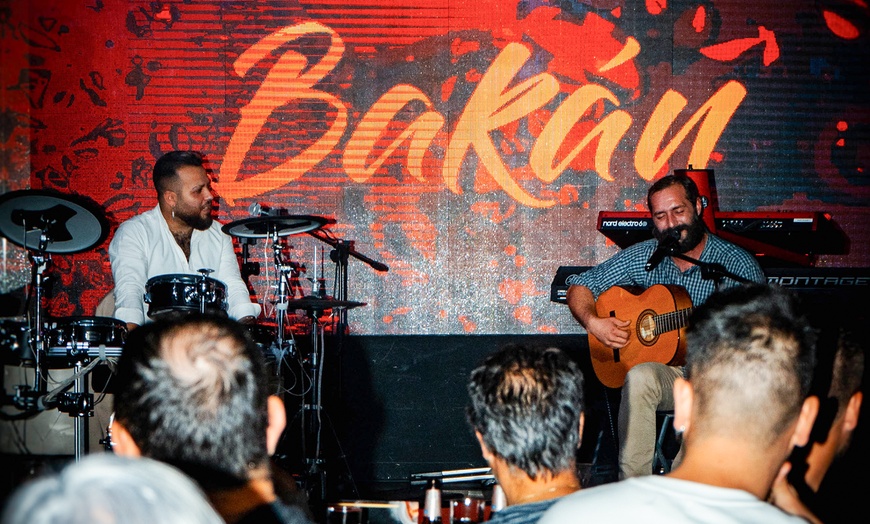 Image 10: Menú de picoteo con show de música en directo para 2 o 4 personas
