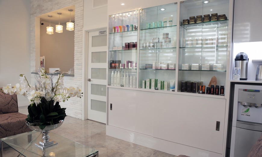 Image 3: Relax with a Massage & Facial Package including a Complimentary Drink! 