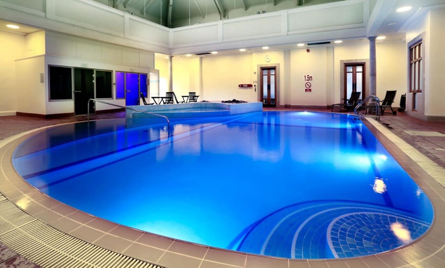 Image 1: Hampshire: Spa Stay for 2 with Breakfast, Prosecco & More