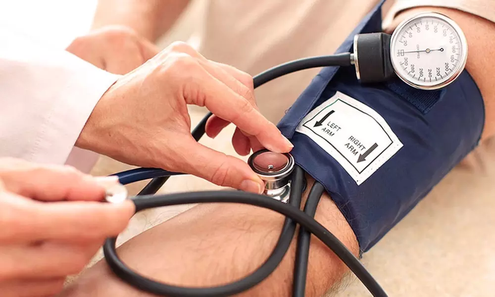 Tensiómetro manual aneroide con estetoscopio en bolsa práctica para transportarlo - Primary Image