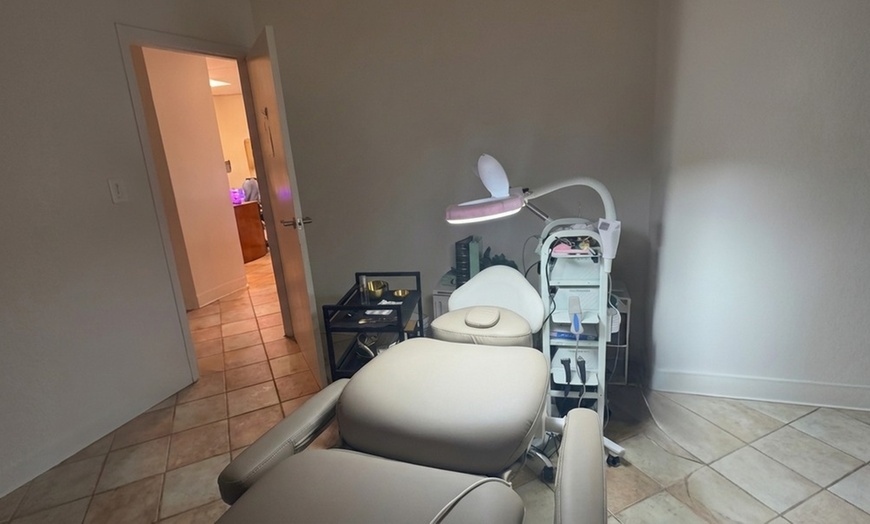 Image 6: One, Three or Five 60-Min Chemical Peel Facial Sessions for Skin Glow
