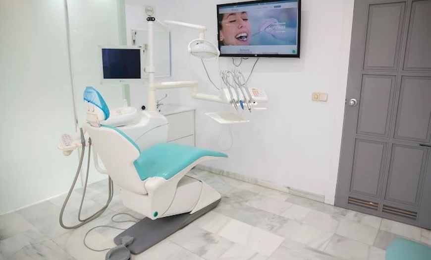 Image 1: Cuidado dental completo con diagnóstico, limpieza y blanqueamiento 