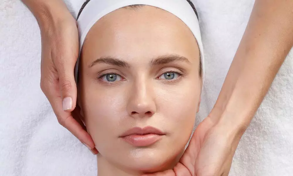 50 Min. Gesichtsbehandlung mit Kräuterpeeling od. 60 Min. Mesoneedling