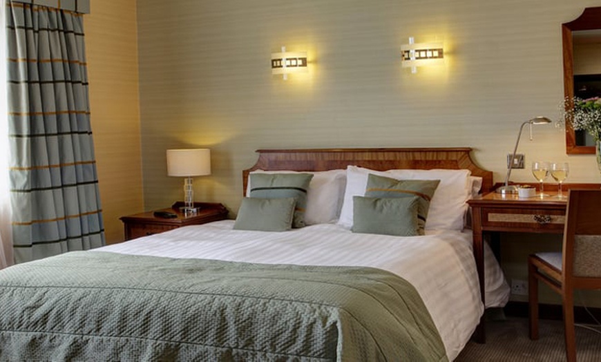 Image 4: Swansea: 1 or 2 Nights with Breakfast, Early Check-In & Late Check-Out