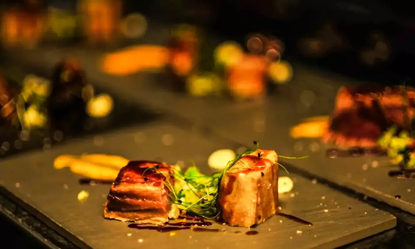 Menu de caldero con entrantes, principales, postres y bebidas