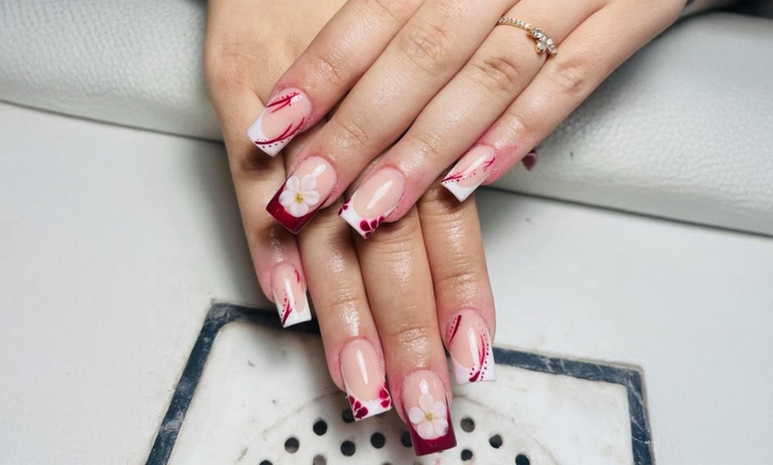 Image 2: 65 Min. Basic oder Premium Mani- und Pediküre für 1 Person