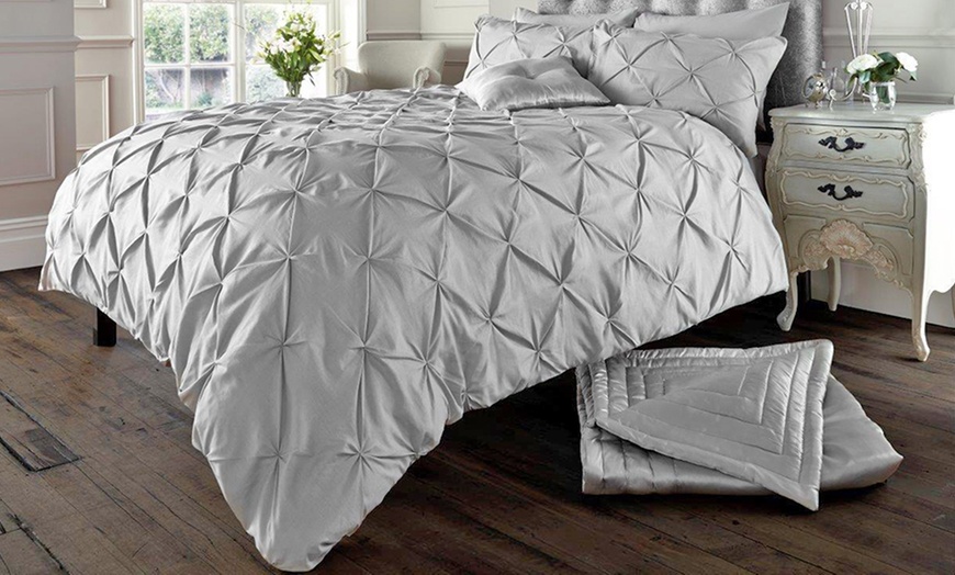 Image 5: Diamond Pintuck Duvet Set 