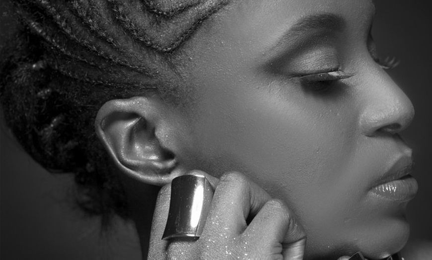 Image 5: Festive Photoshoot With Cards