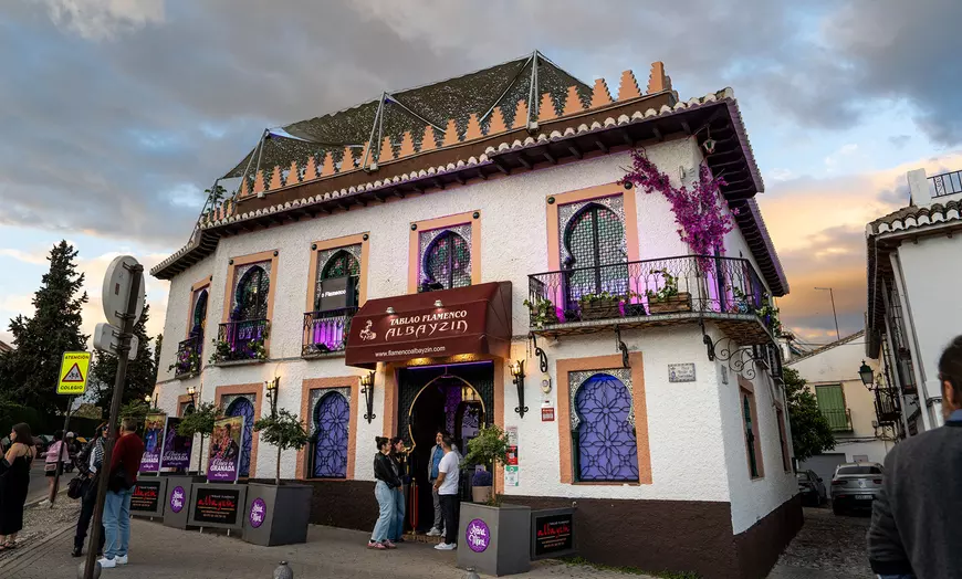 Image 1: Entrada a espectáculo flamenco para 2 o 4 personas con consumición