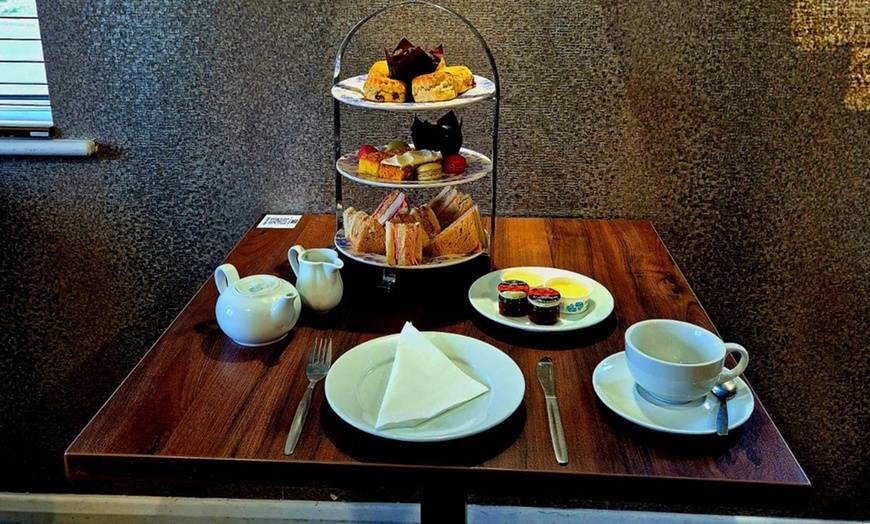 Image 2: Enjoy Traditional or Sparkling Afternoon Tea for Two or Four People 