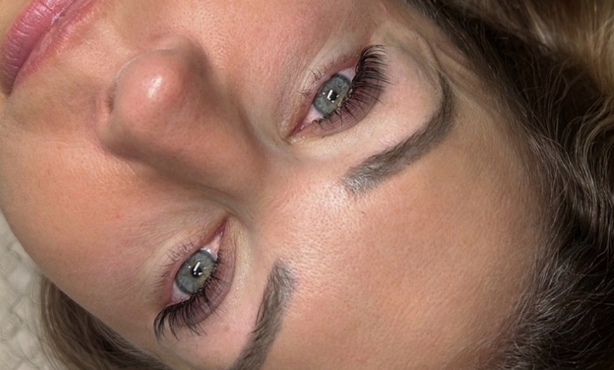 Image 3: Get Stunning Looks with Full Set of Eyelash Extensions 
