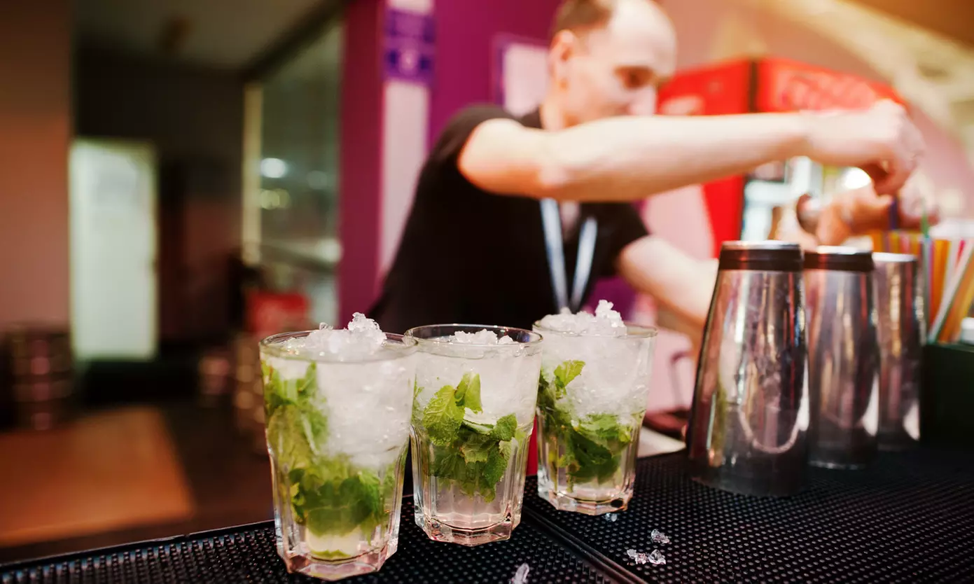 Copas o cócteles a elegir con picoteo para 2 o 4 personas