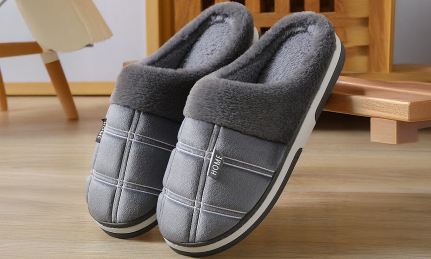 Image 3: Pair of Winter Warm Men’s Oversized Slippers