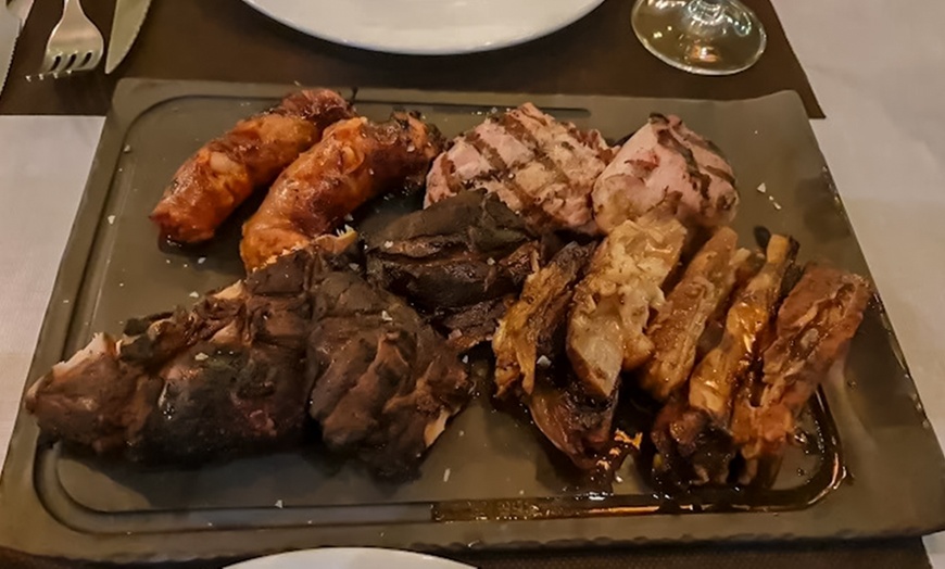 Image 3: Parrillada para 2 o 4: aperitivo, entrantes, postres, bebida y vino

