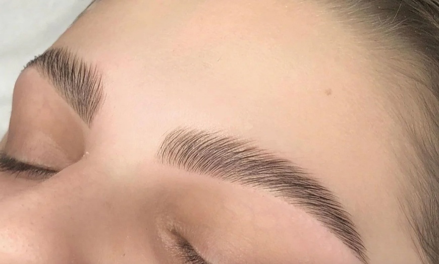 Image 1: Regard sublimé avec épilation, teinture et browlift selon l'option