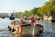 Dobber lekker door de grachten op een sloep met een enthousiaste schipper incl. drankjes en snacks, tot 28% korting - Second Medium
