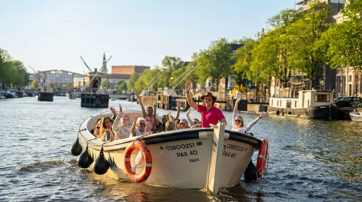 Dobber lekker door Amsterdam op een sloep, incl. drankjes en snacks