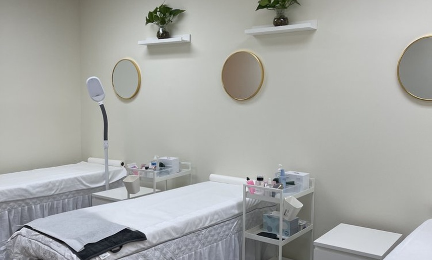 Image 2: Discover Deep Cleansing Facial or Classic Mink Lash Extensions