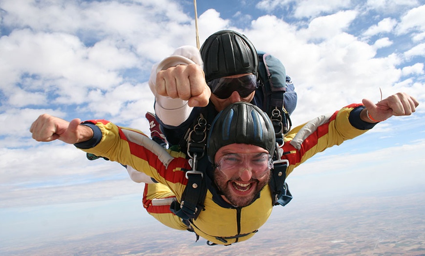 Image 2: ¡Últimas 48h! Salto en paracaídas desde 4000m
