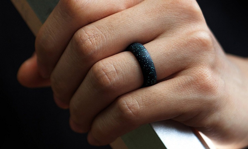 Image 7: 10-Pack Women Silicone Rings Wedding Stackable Durable Rubber Bands