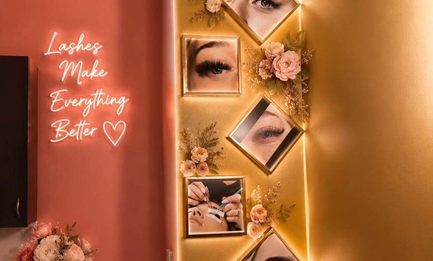 Image 4: Get Stunning Look with Full Set Eyelash Extensions