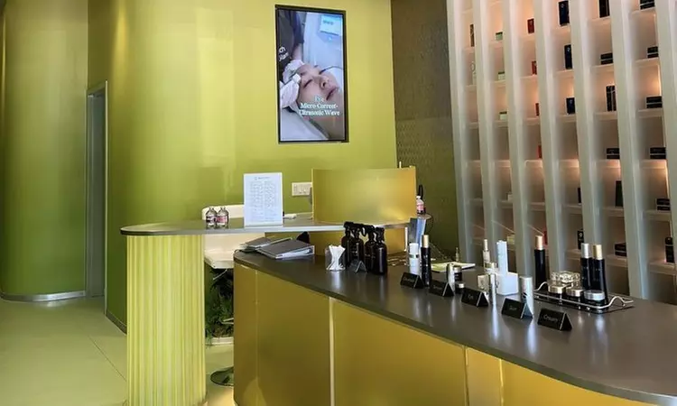 30-Min or 60-Min Scalp Massage Session + Optional LED Light Therapy