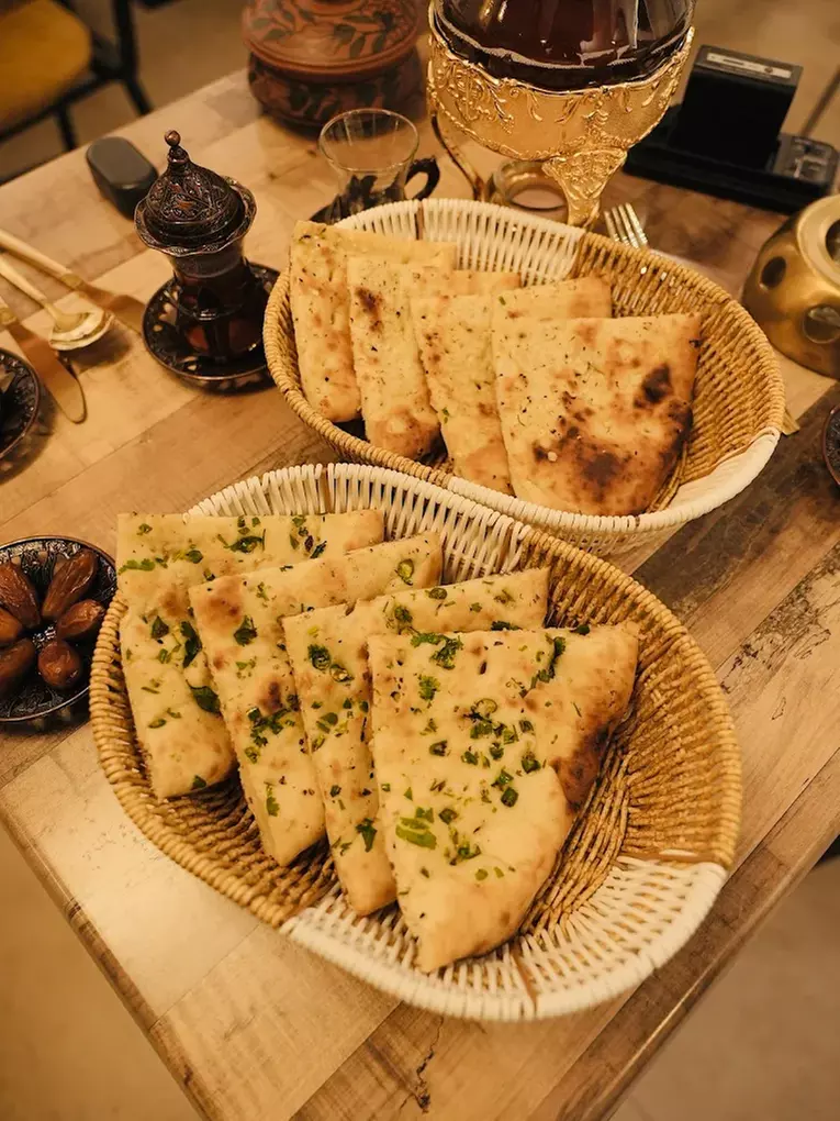 Enjoy Full Meal with Starter, Main, Extras, Dessert & Drinks at OUD