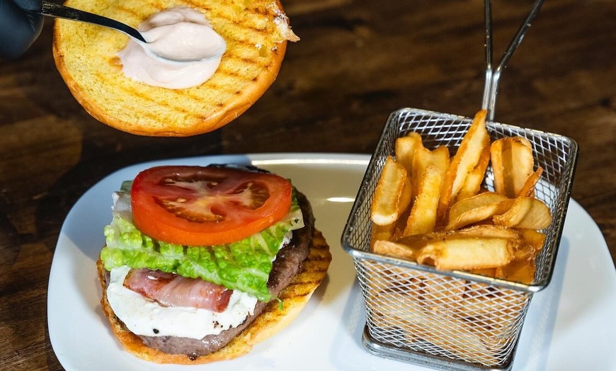 Image 6: Menú con hamburguesa o entrecot en tres ubicaciones a elegir