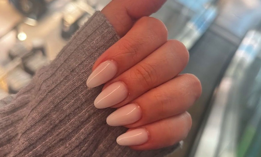 Image 1: Uñas con gel o acrílico, esmaltado semipermanente y opción a diseño