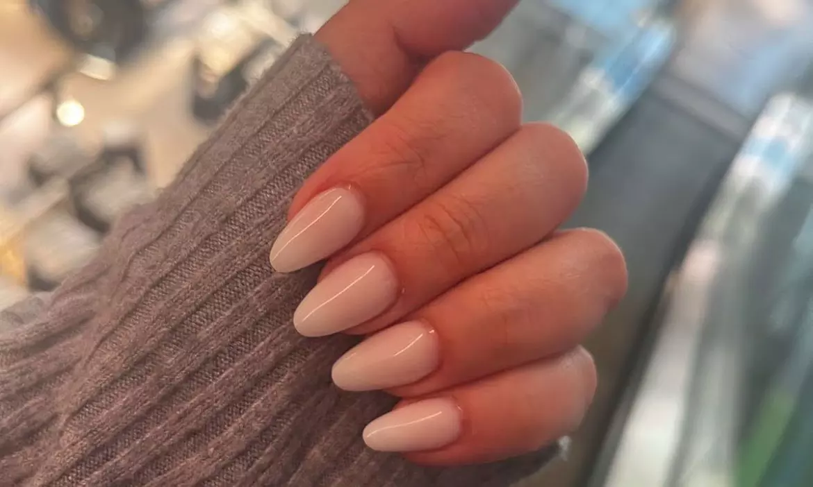 Uñas con gel o acrílico, esmaltado semipermanente y opción a diseño