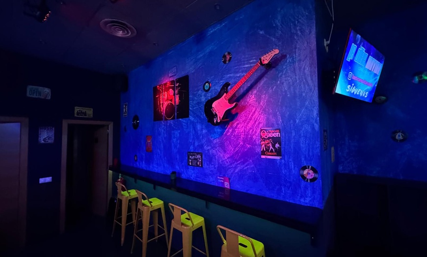 Image 10: Copa o cóctel a elegir y ración de nachos para 2 o 4 personas 